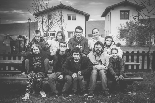 Foto grupal de jóvenes con discapacidad de fundación brazadas de superación.